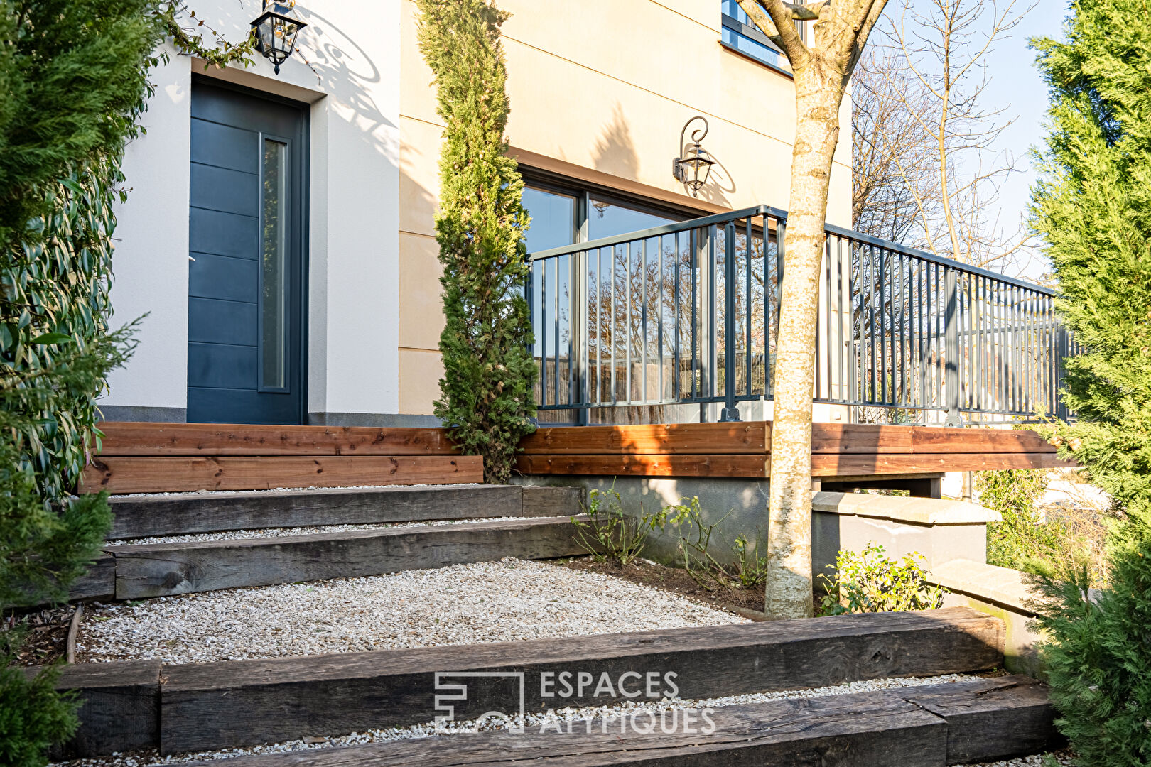 Architect-designed house with a superb open view of the Minière forest