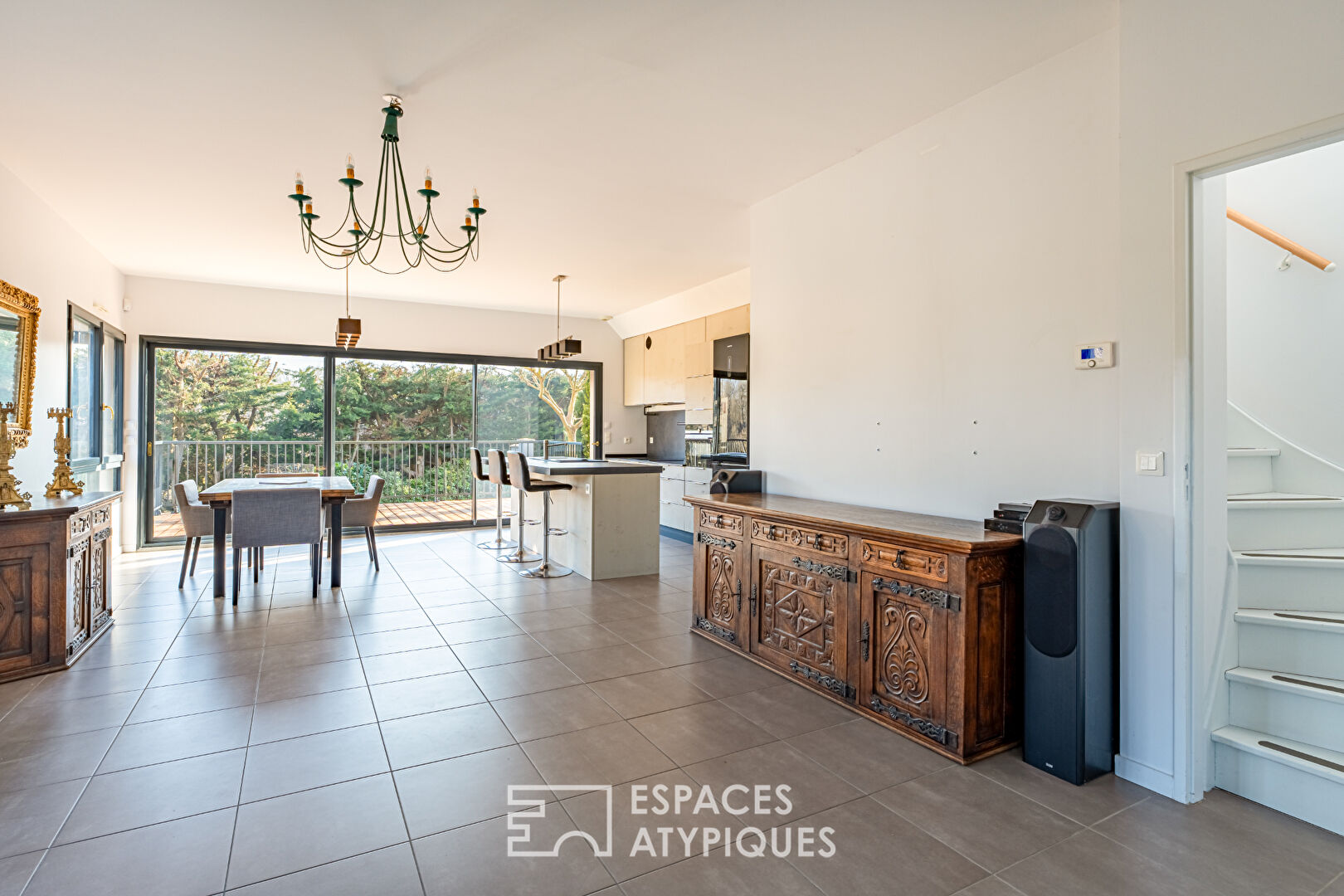Architect-designed house with a superb open view of the Minière forest