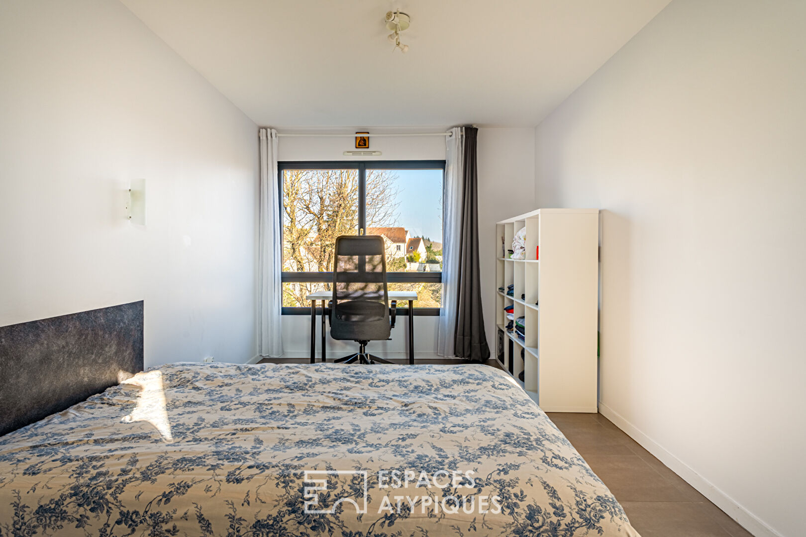 Architect-designed house with a superb open view of the Minière forest