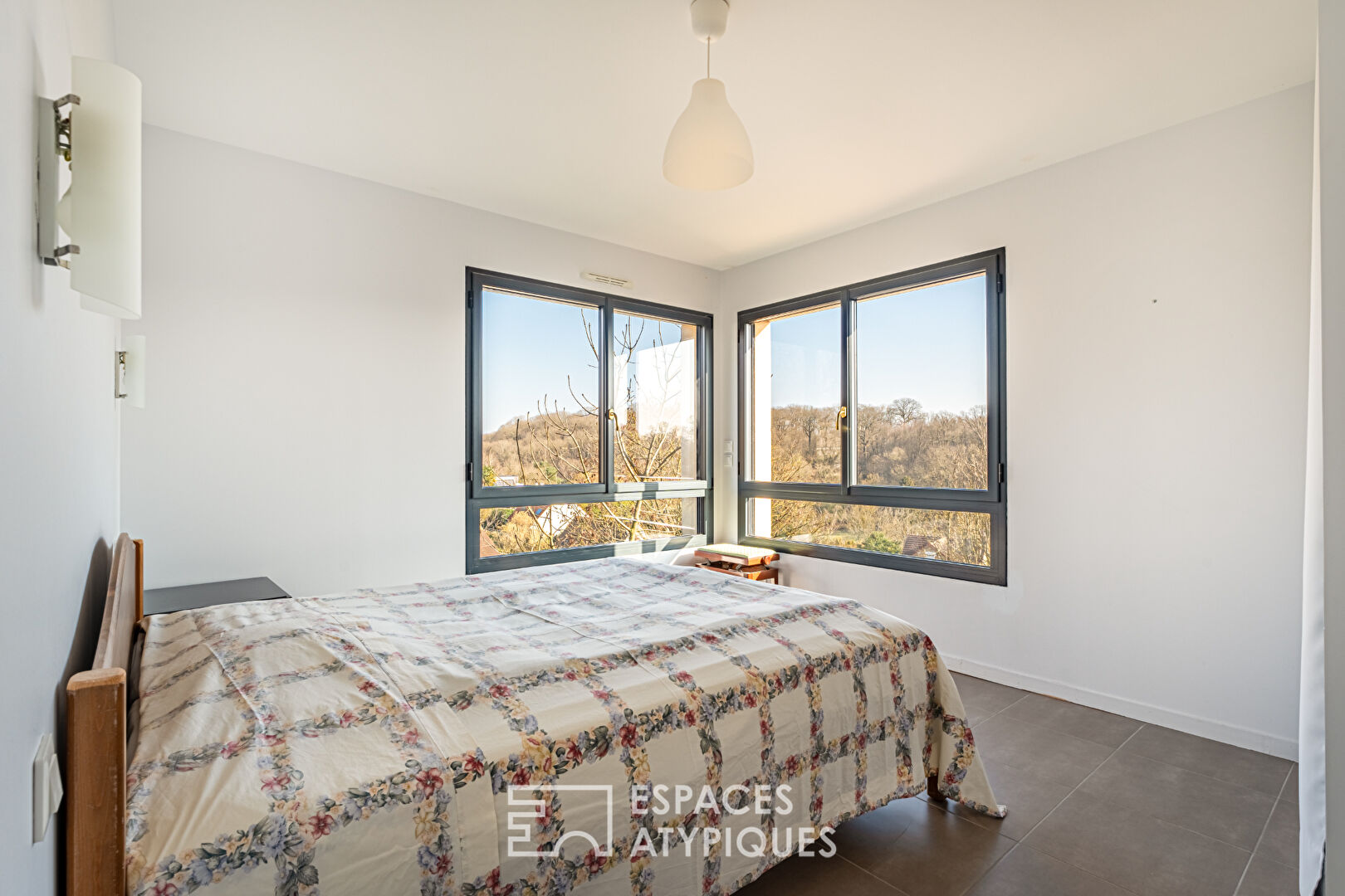 Architect-designed house with a superb open view of the Minière forest