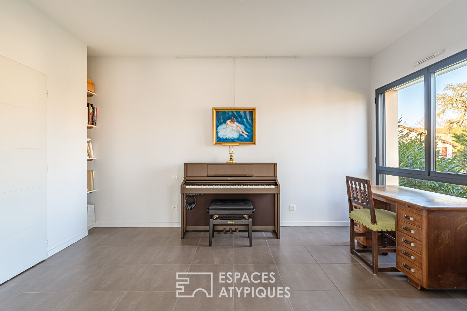 Architect-designed house with a superb open view of the Minière forest