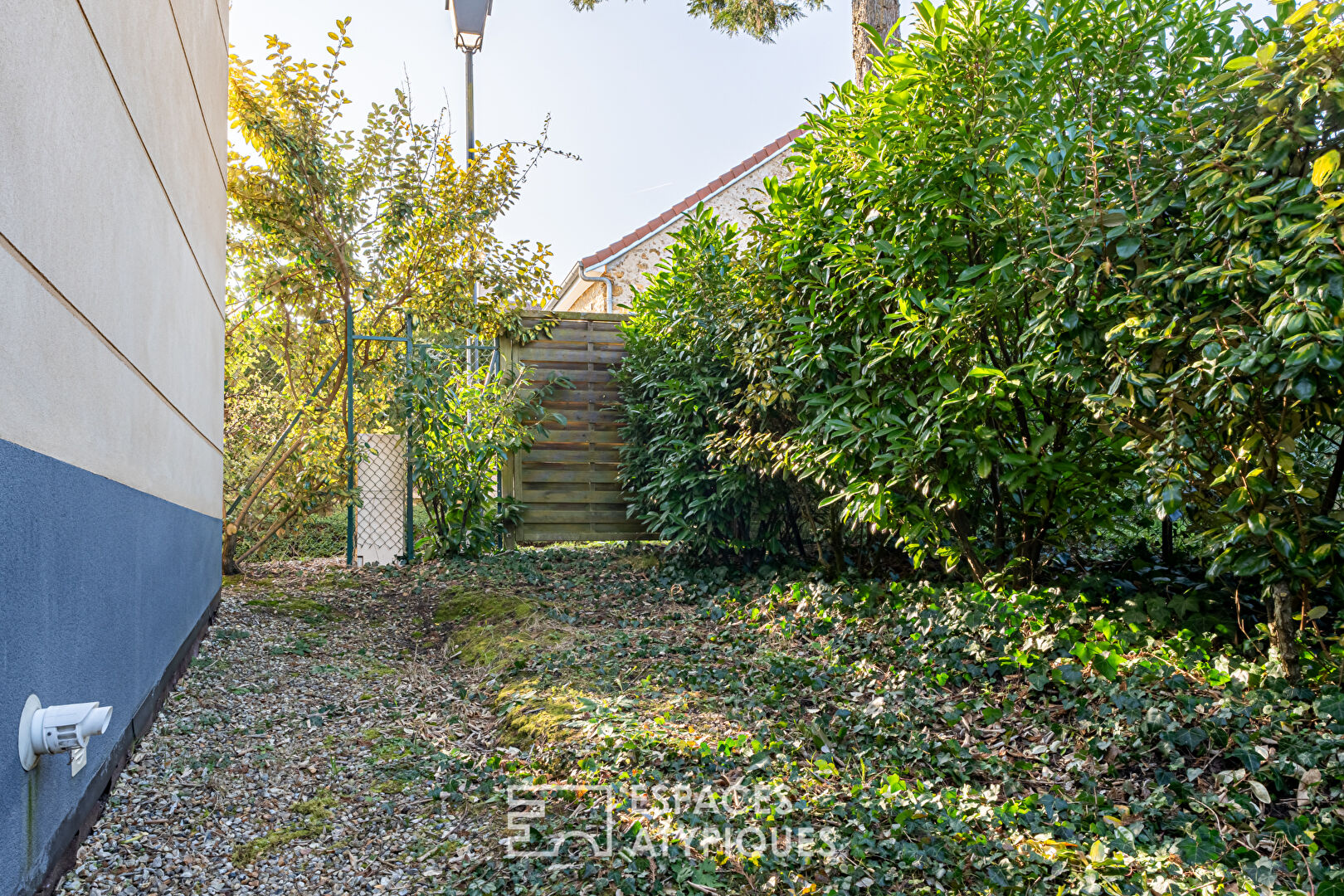 Architect-designed house with a superb open view of the Minière forest