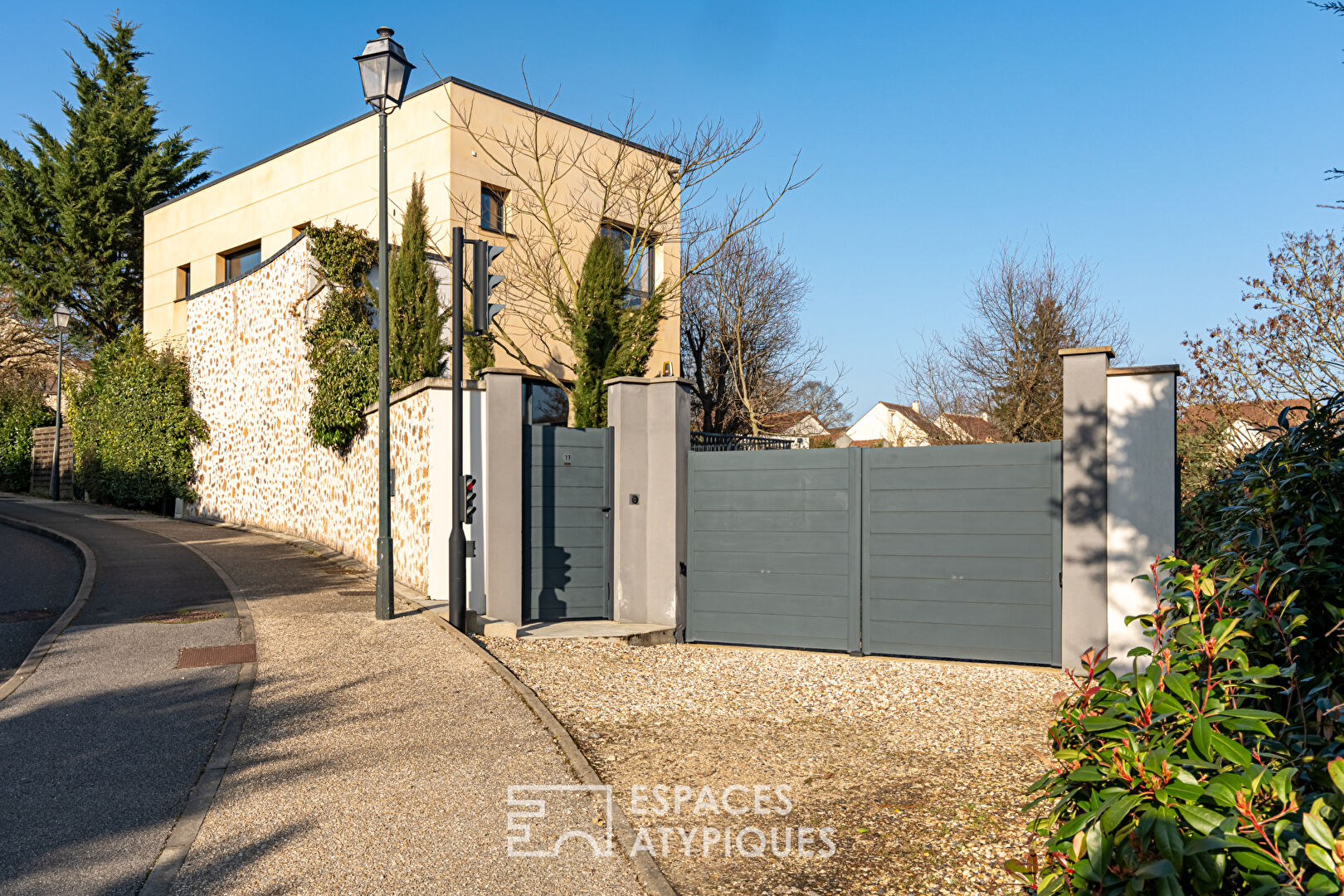 Architect-designed house with a superb open view of the Minière forest