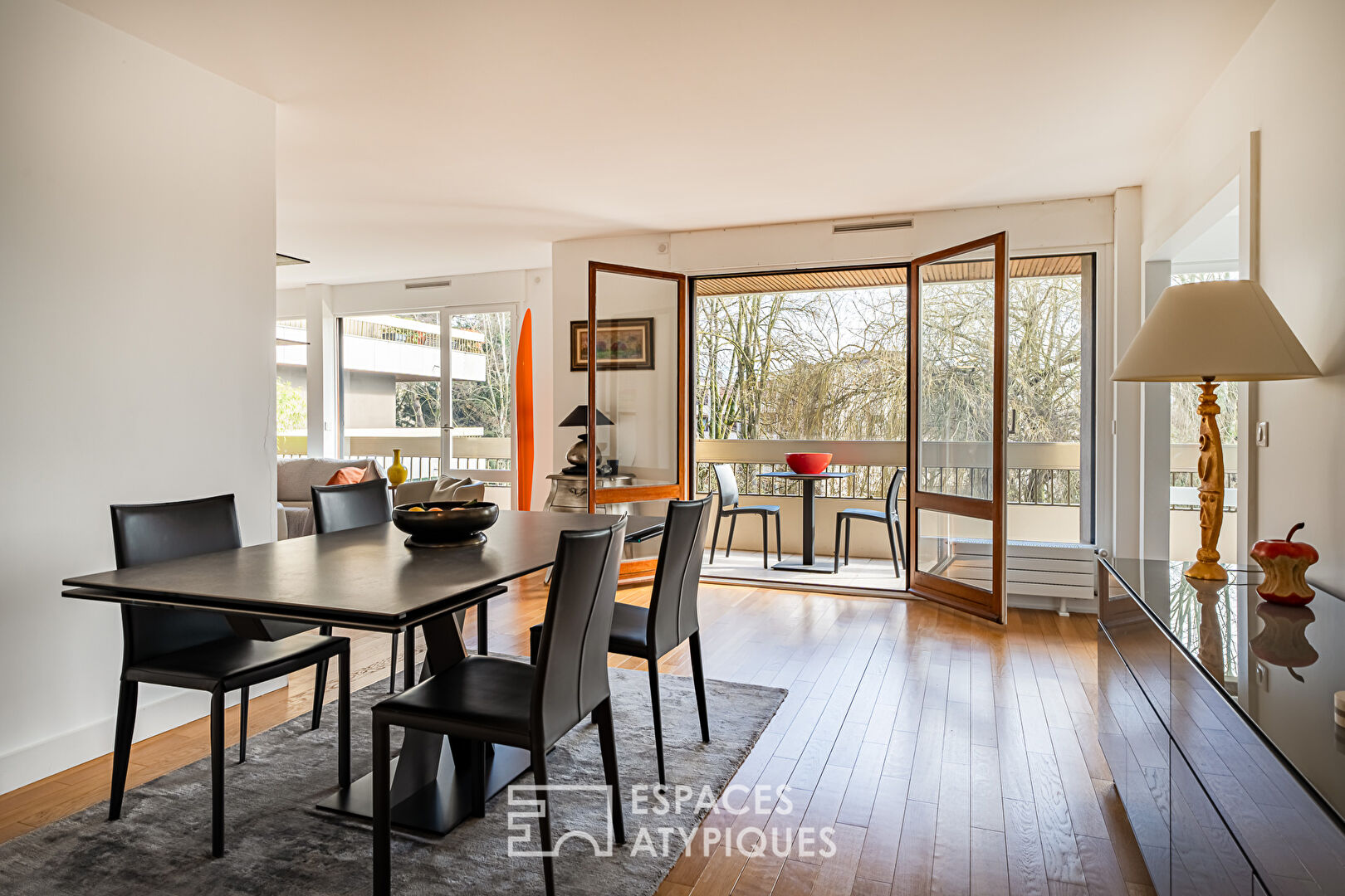 Contemporary apartment in a luxury residence in Noisy le Roi