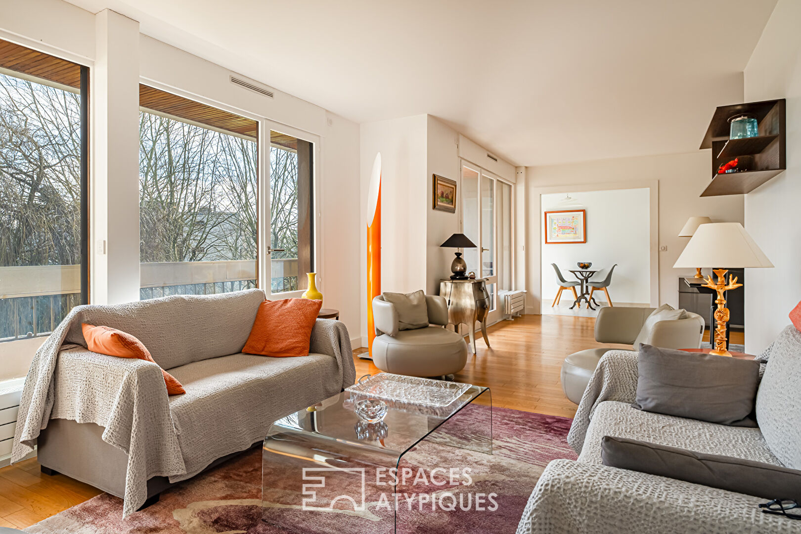 Contemporary apartment in a luxury residence in Noisy le Roi