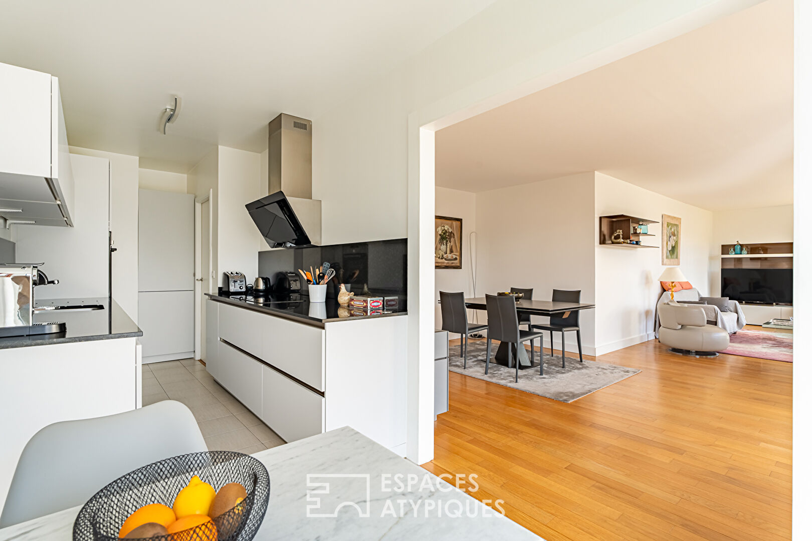 Contemporary apartment in a luxury residence in Noisy le Roi