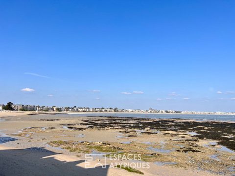 Villa balnéaire de caractère à rénover avec vue mer et accès privé à la plage