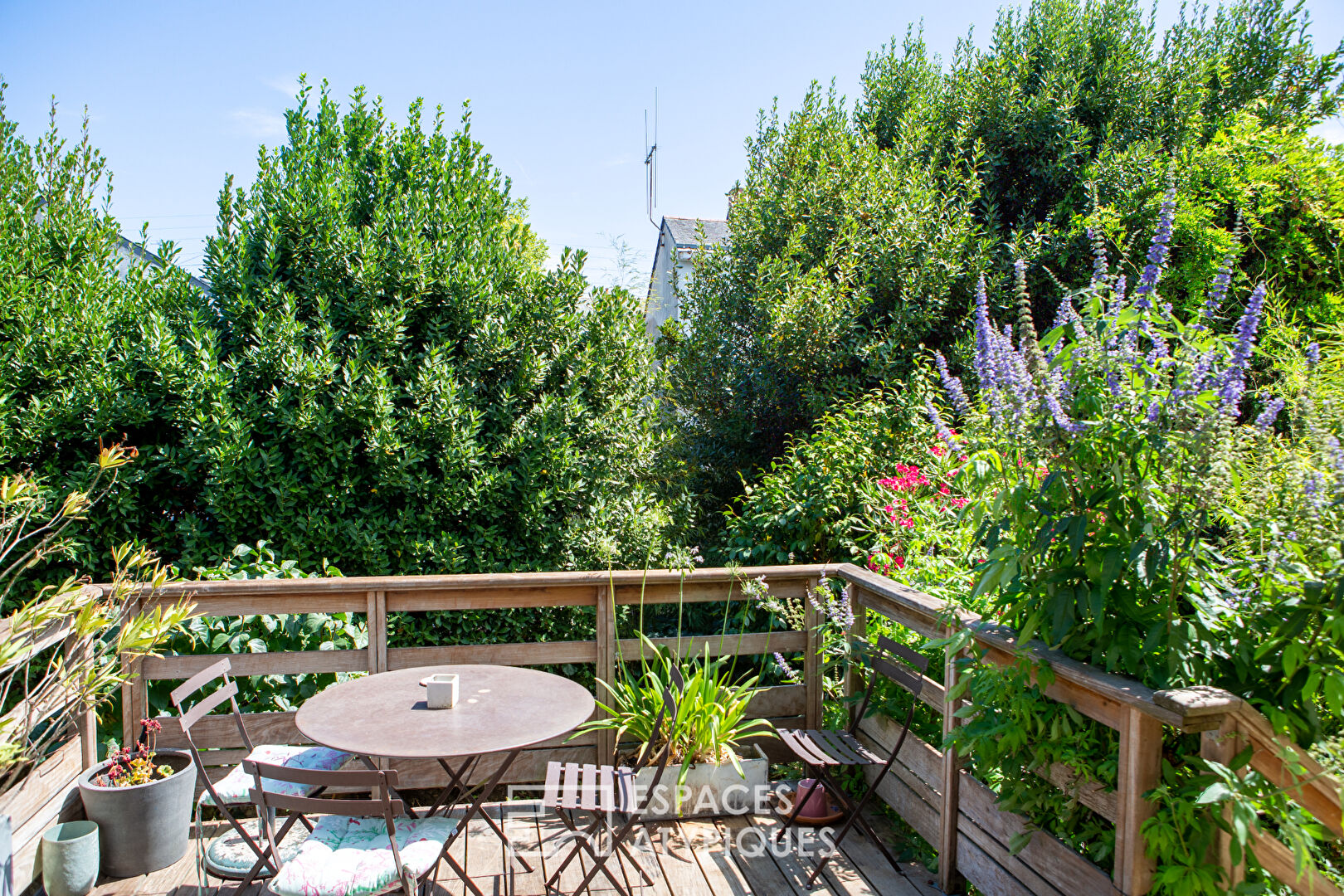 Triplex avec terrasse sur pilotis et jardin privé