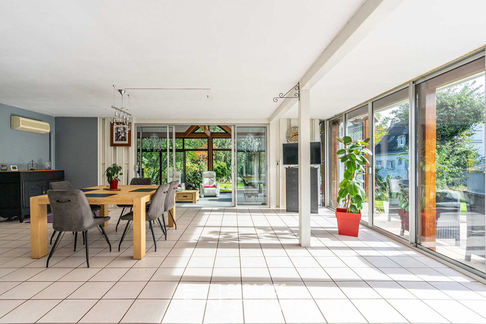 Maison d’architecte des années 70 avec piscine