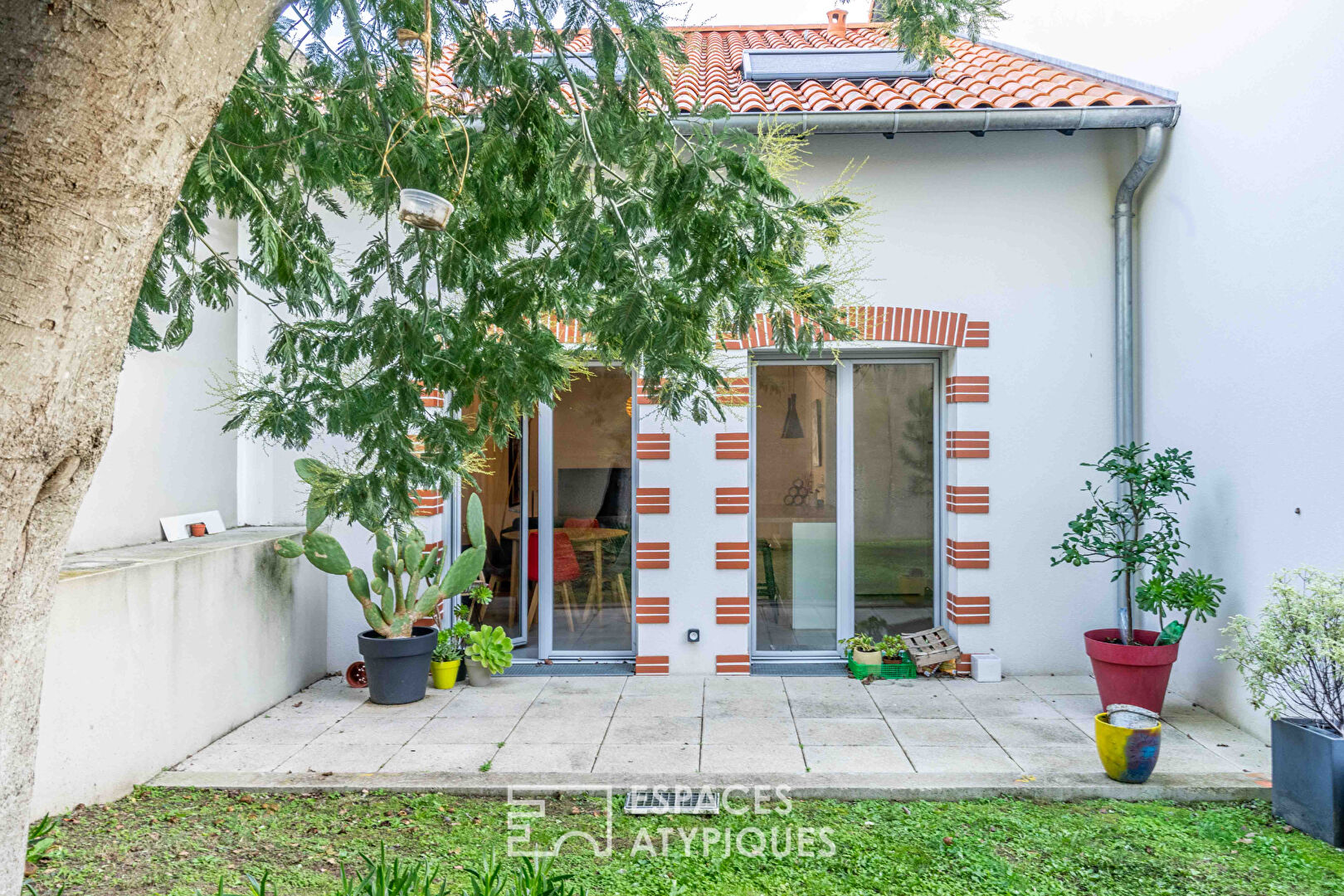 Duplex esprit maison dans un écrin de verdure avec terrasses et garage