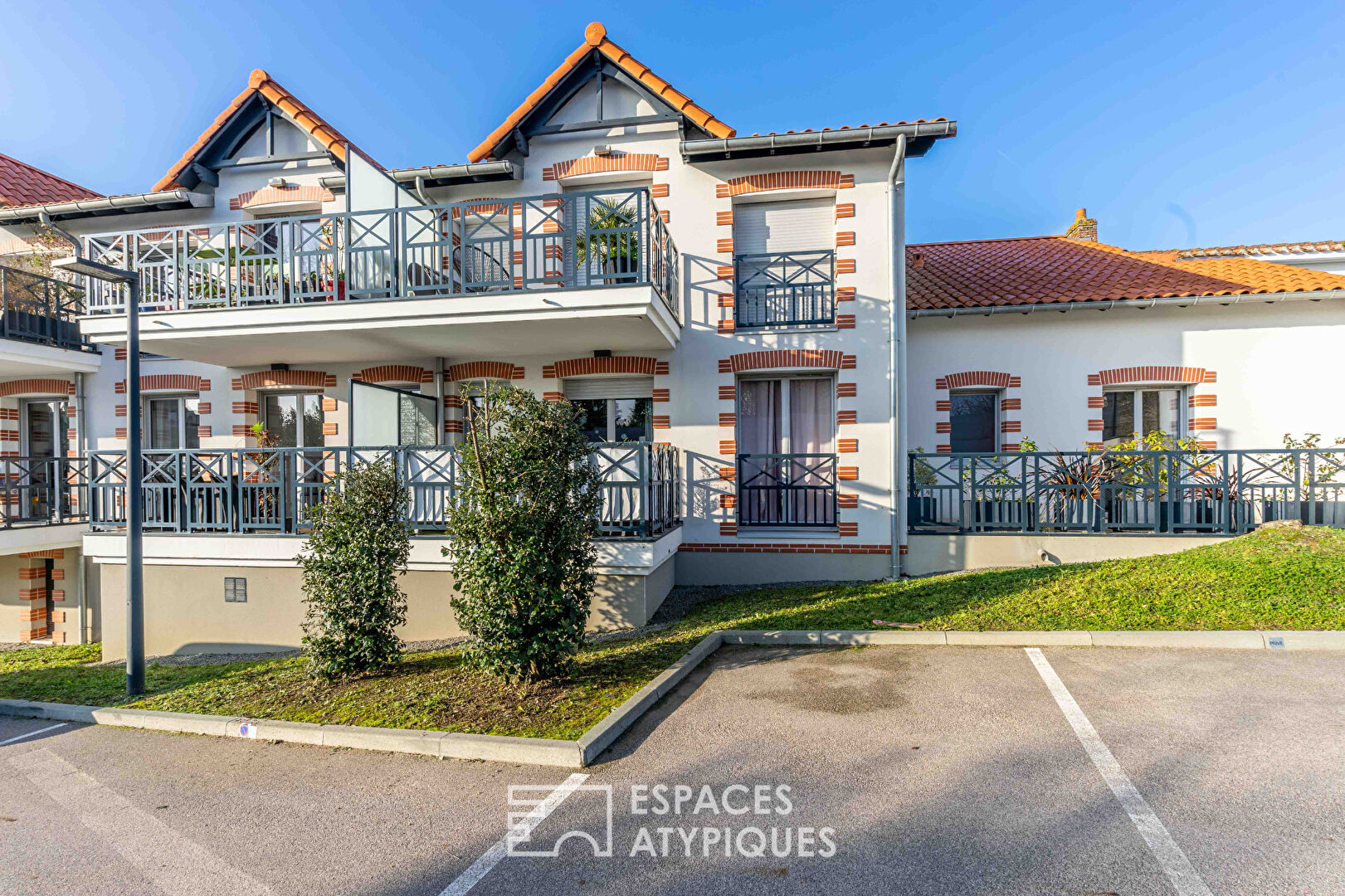 Duplex esprit maison dans un écrin de verdure avec terrasses et garage