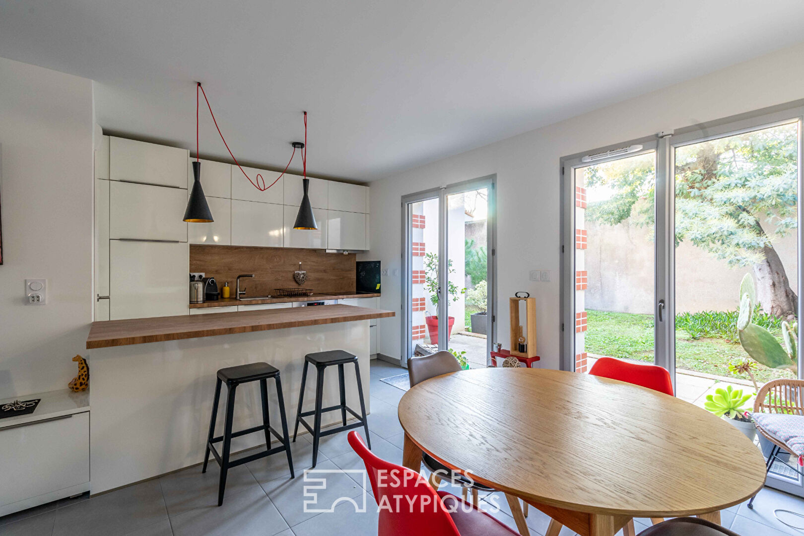 Duplex esprit maison dans un écrin de verdure avec terrasses et garage