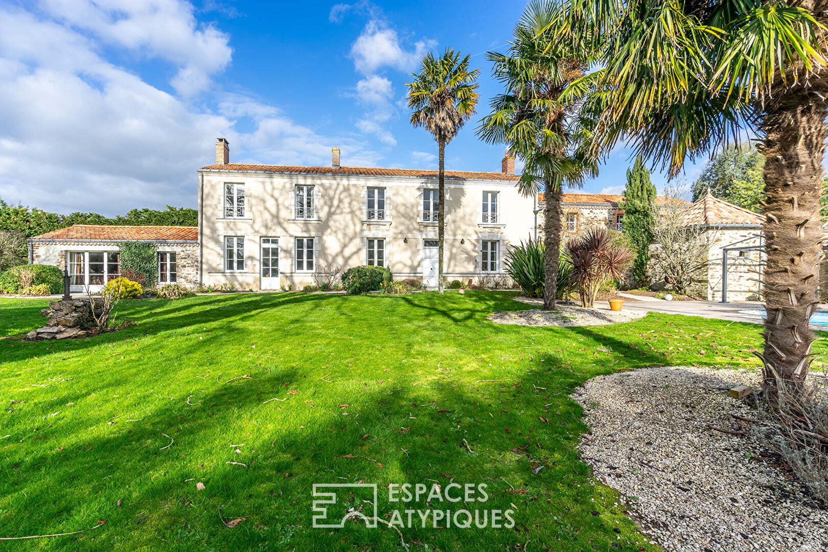 Propriété de Maître avec Piscine et dépendances