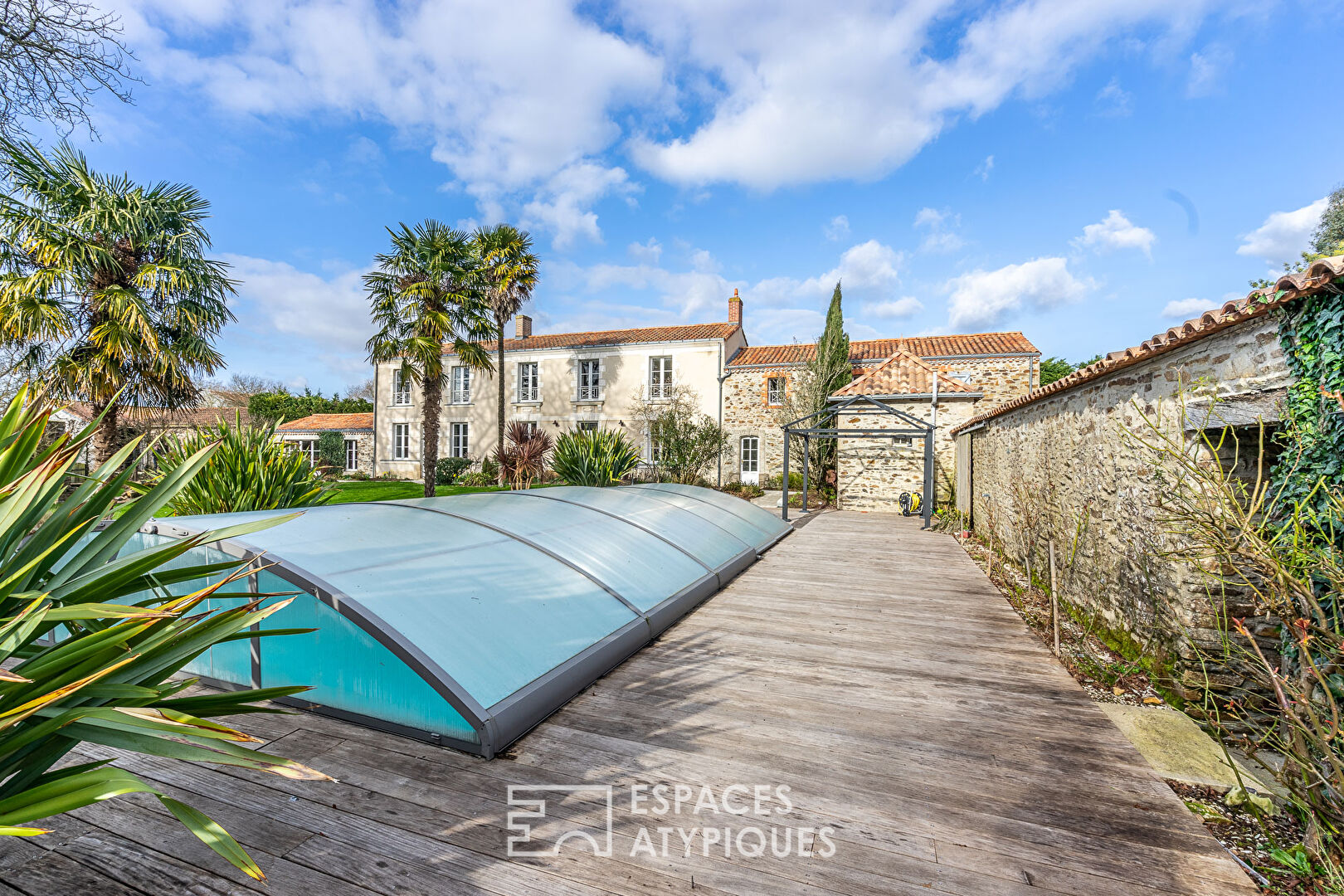 Propriété de Maître avec Piscine et dépendances