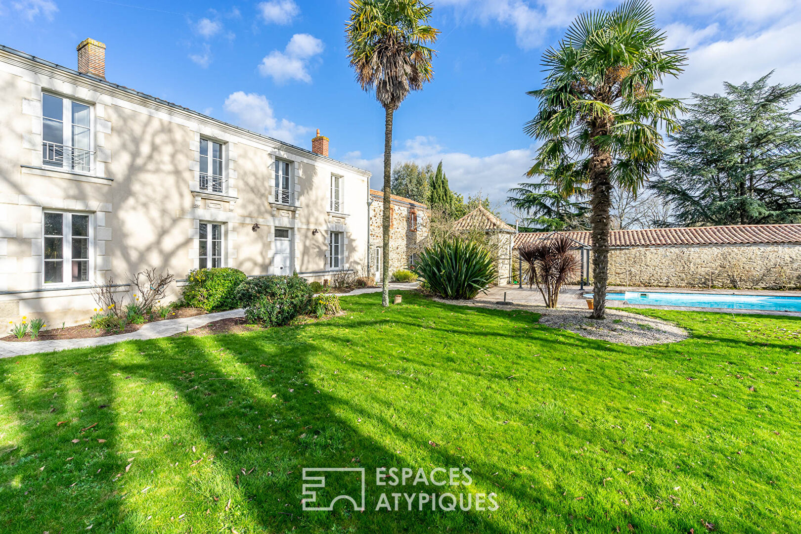 Propriété de Maître avec Piscine et dépendances
