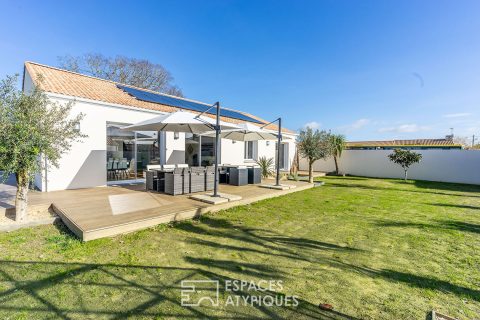Maison contemporaine neuve domotisée avec son jardin paysager