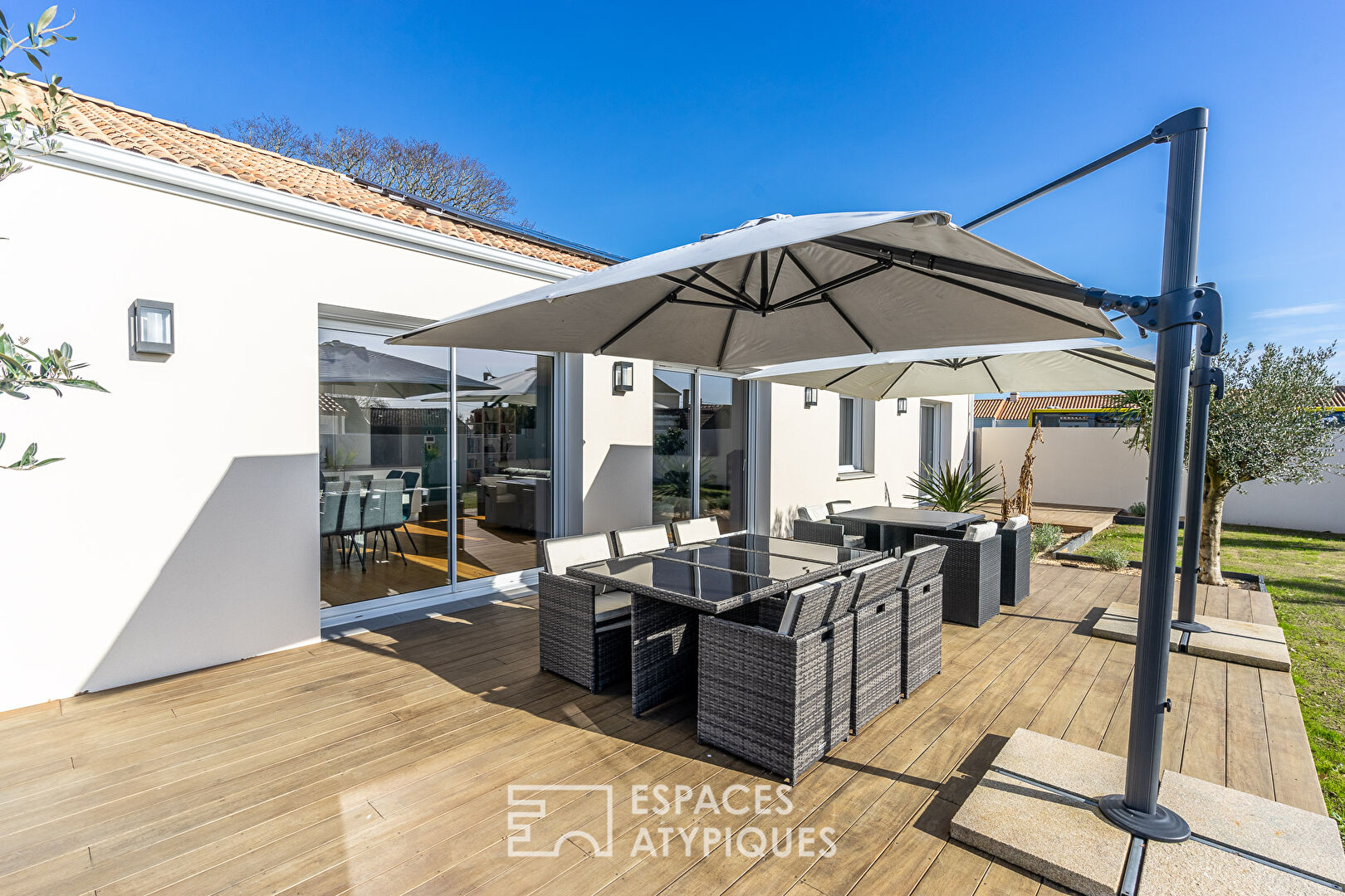 Maison contemporaine neuve domotisée avec son jardin paysager