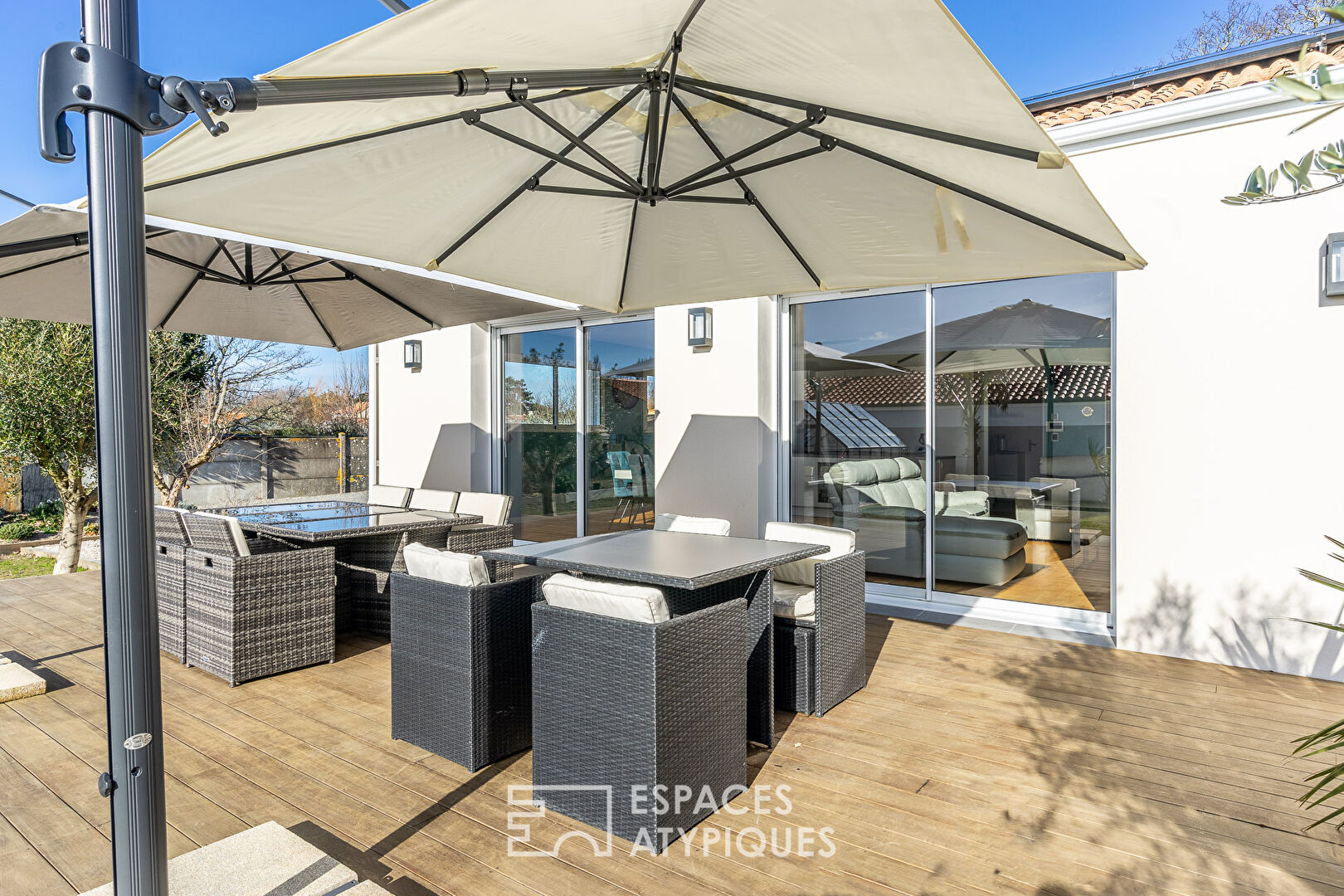Maison contemporaine neuve domotisée avec son jardin paysager