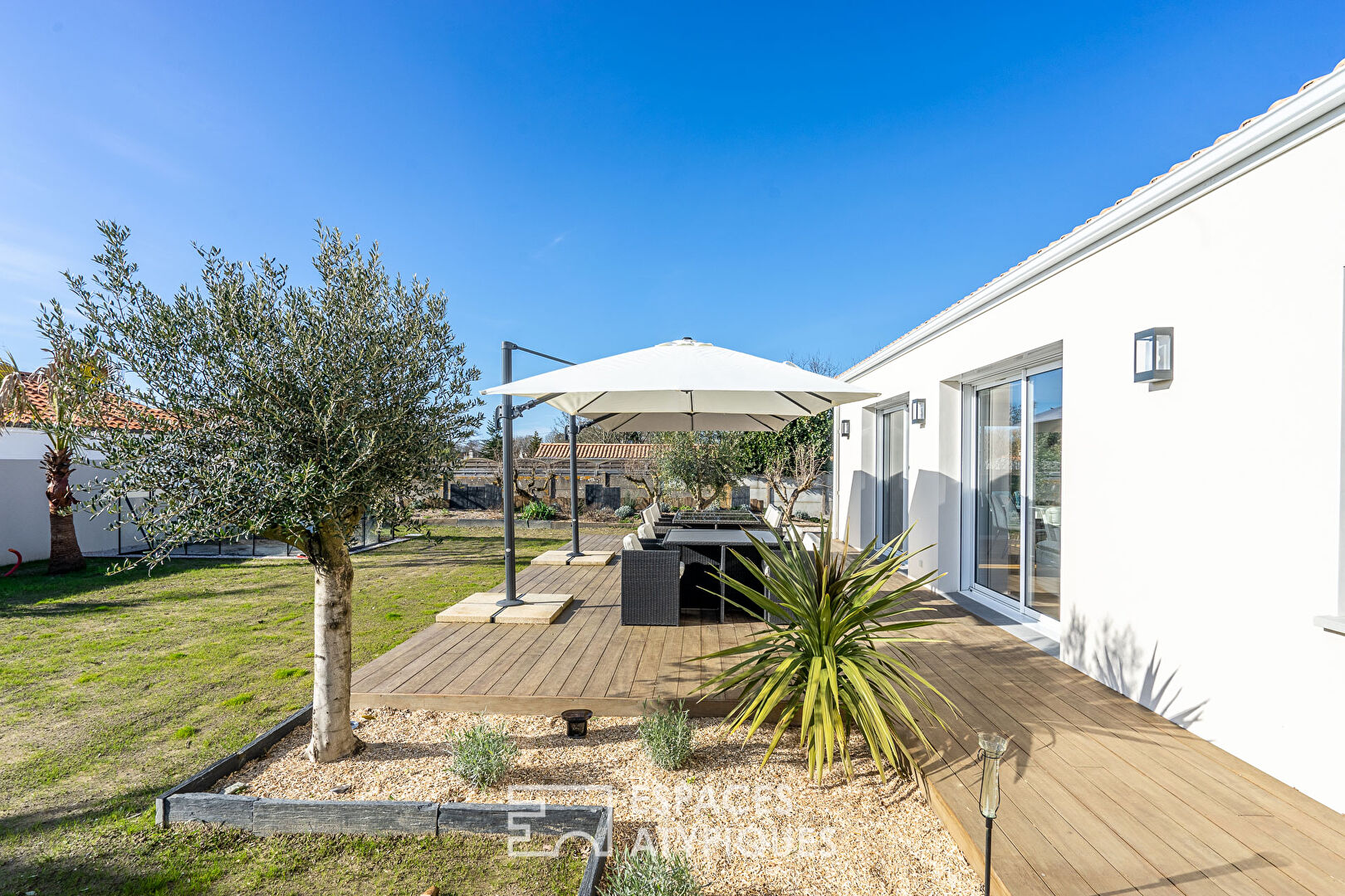 Maison contemporaine neuve domotisée avec son jardin paysager