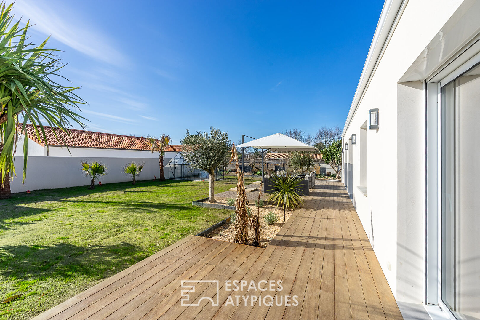 Maison contemporaine neuve domotisée avec son jardin paysager