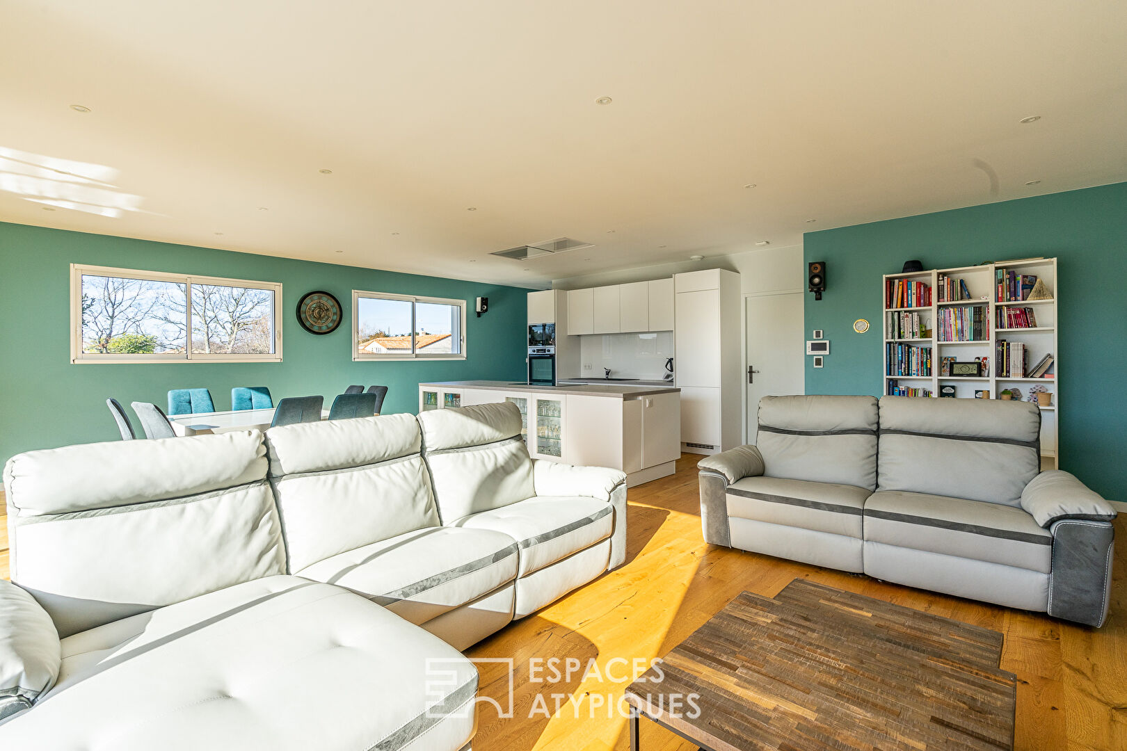 Maison contemporaine neuve domotisée avec son jardin paysager