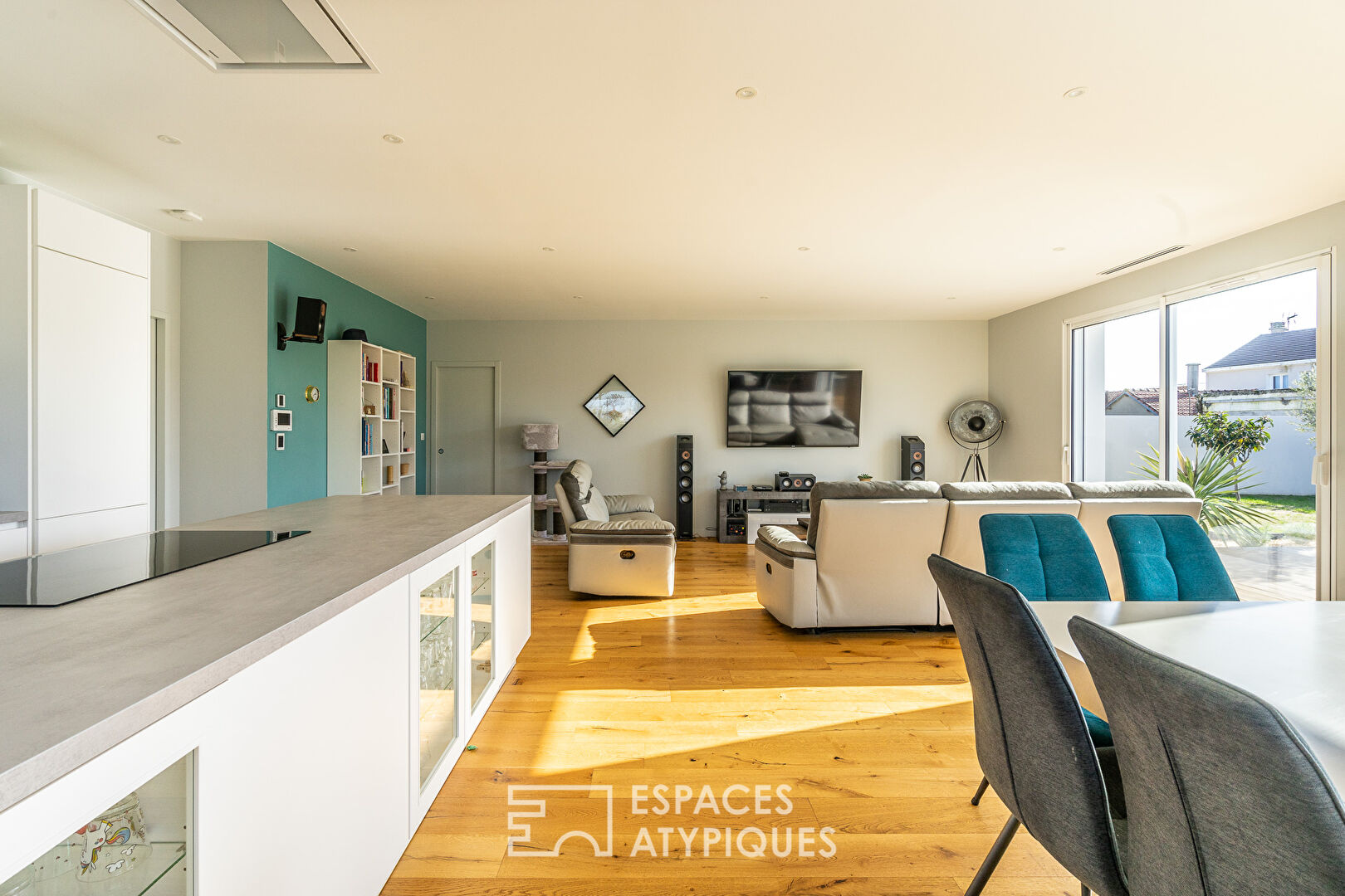Maison contemporaine neuve domotisée avec son jardin paysager
