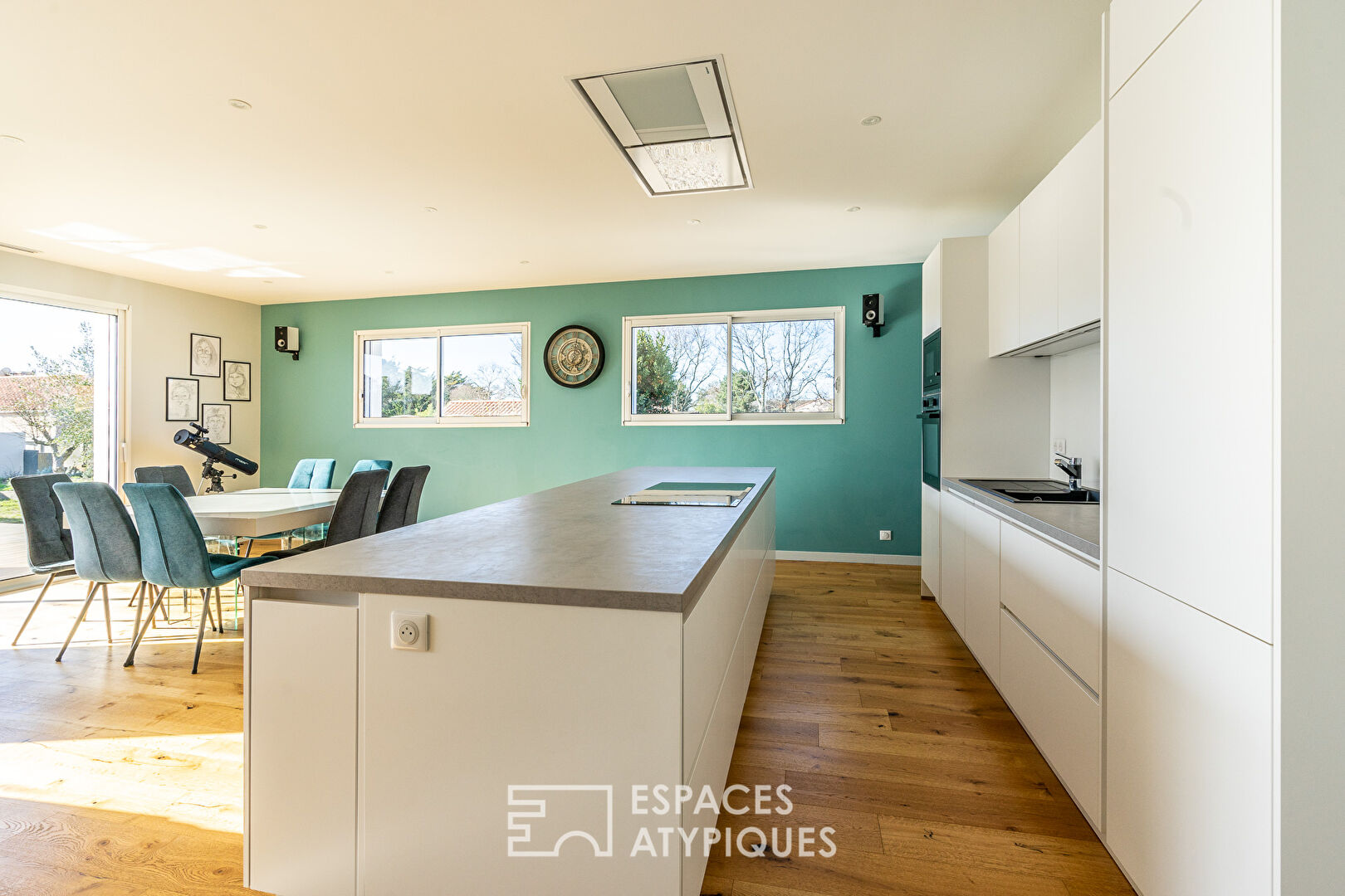 Maison contemporaine neuve domotisée avec son jardin paysager