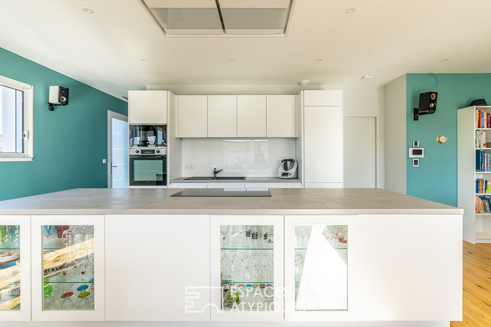 Maison contemporaine neuve domotisée avec son jardin paysager