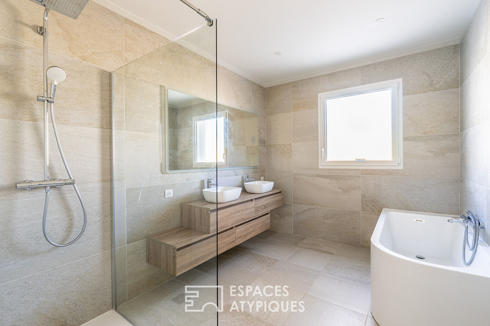 Maison contemporaine neuve domotisée avec son jardin paysager
