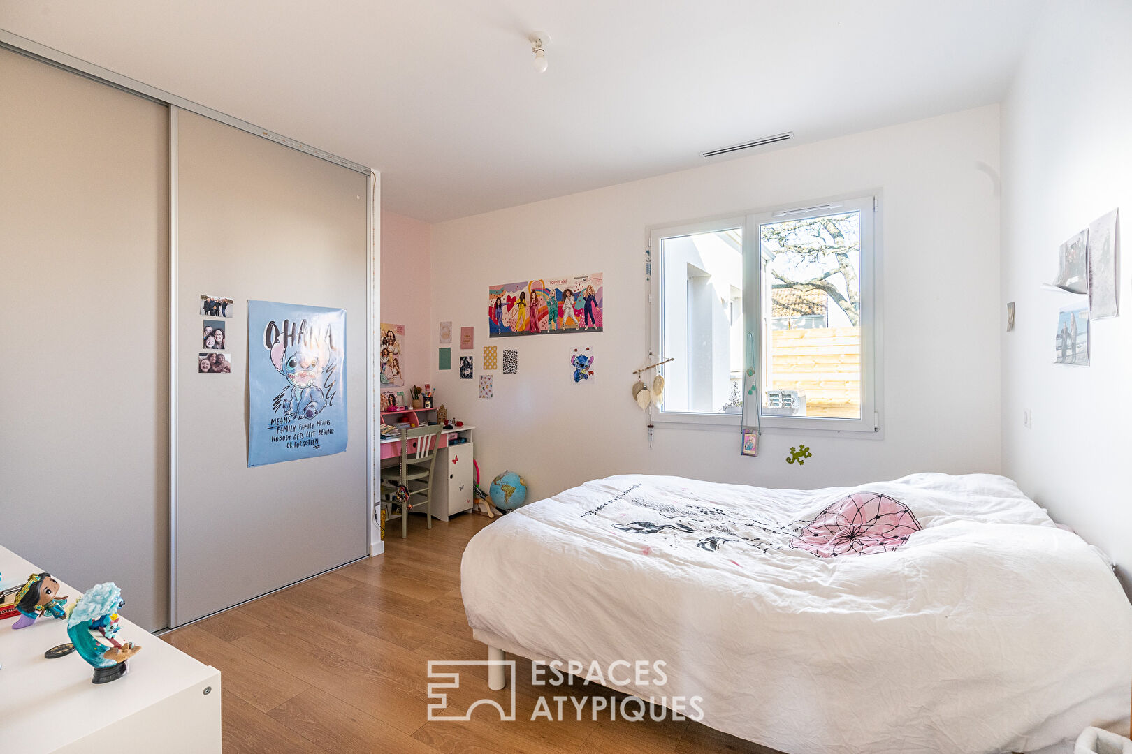 Maison contemporaine neuve domotisée avec son jardin paysager