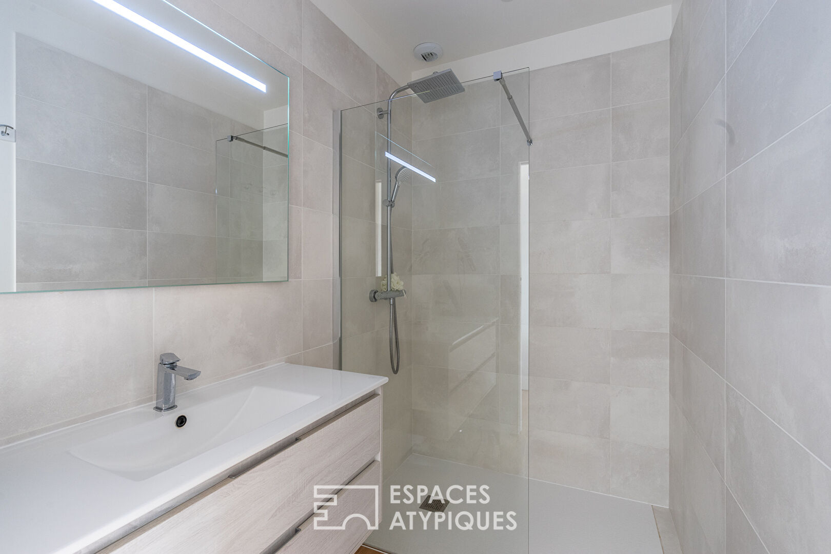 Maison contemporaine neuve domotisée avec son jardin paysager