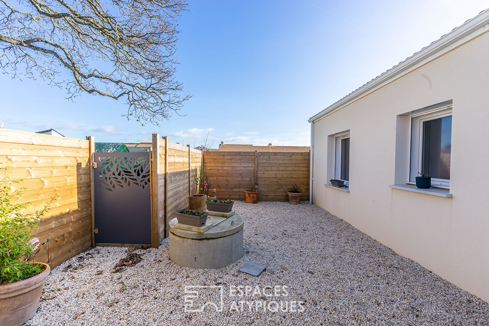 Maison contemporaine neuve domotisée avec son jardin paysager