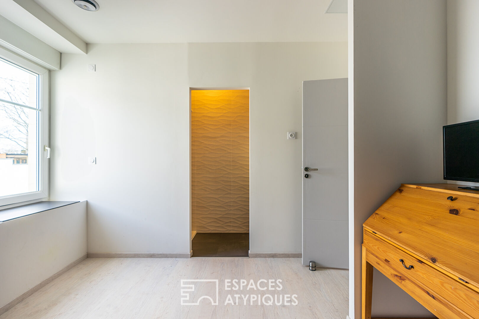 Maison familiale en hameau avec 5 chambres et piscine.
