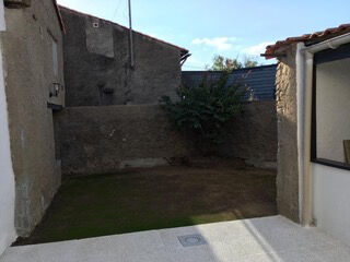 Maison de bourg entièrement rénovée avec son jardin intimiste