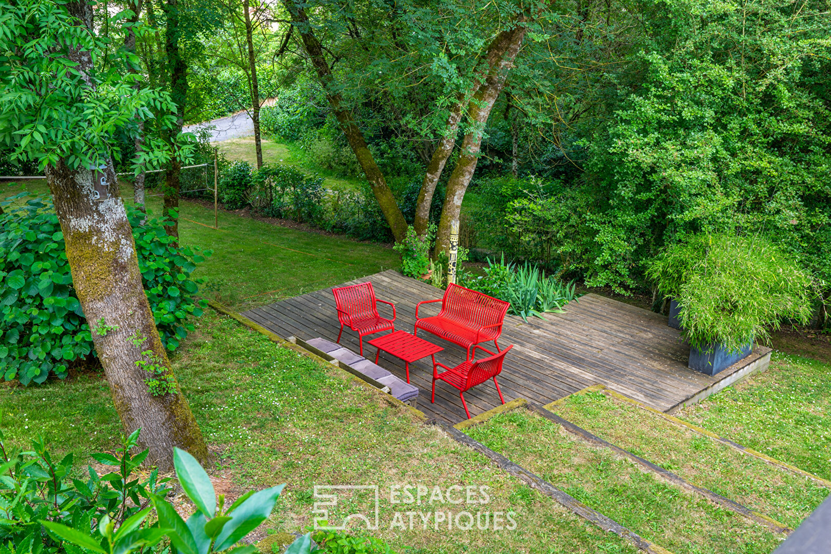 Maison et sa terrasse dans les arbres sur parcelle constructible