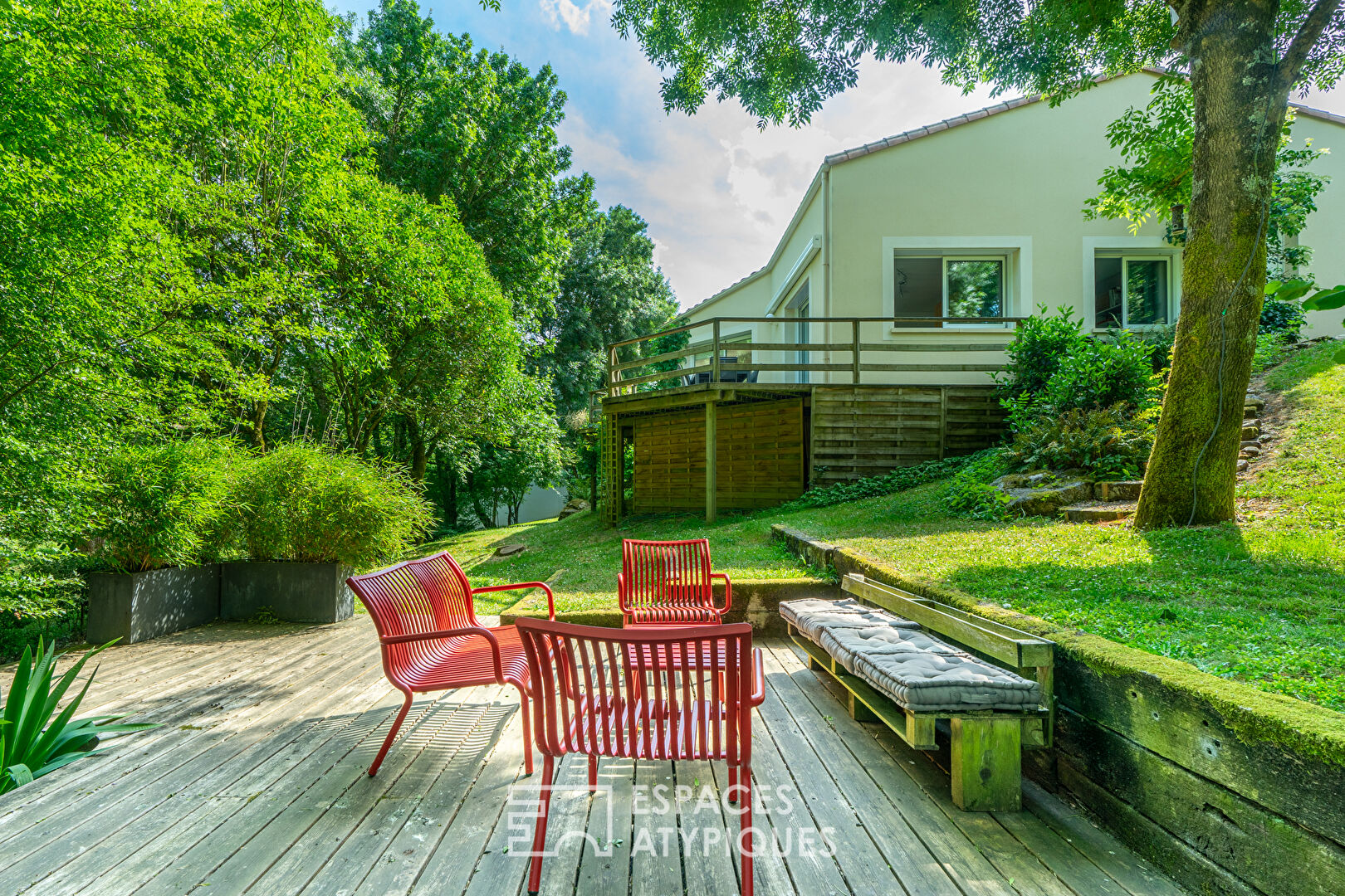 Maison et sa terrasse dans les arbres sur parcelle constructible