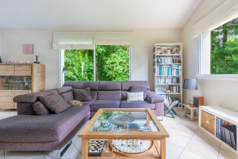 Maison et sa terrasse dans les arbres sur parcelle constructible