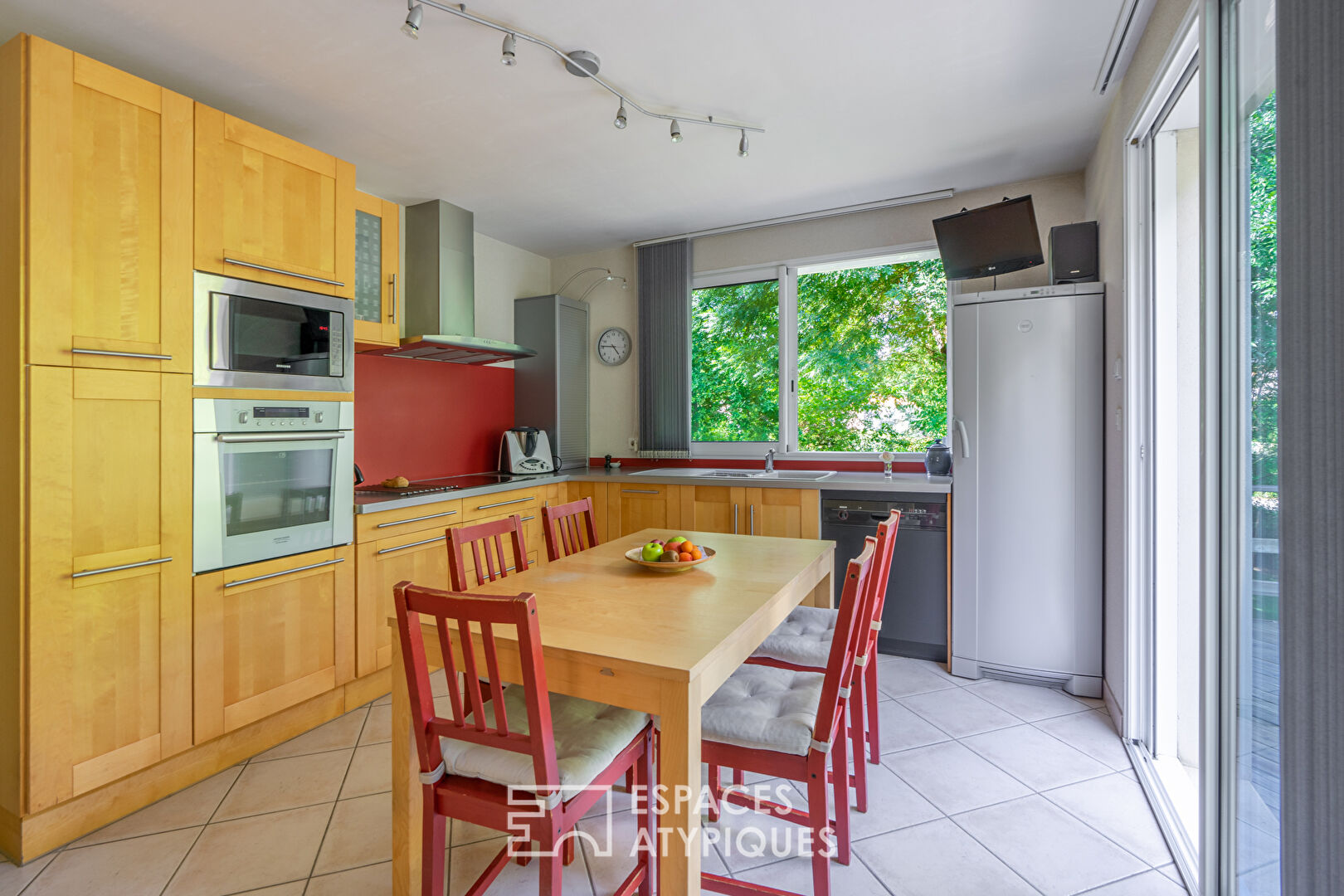 Maison et sa terrasse dans les arbres sur parcelle constructible