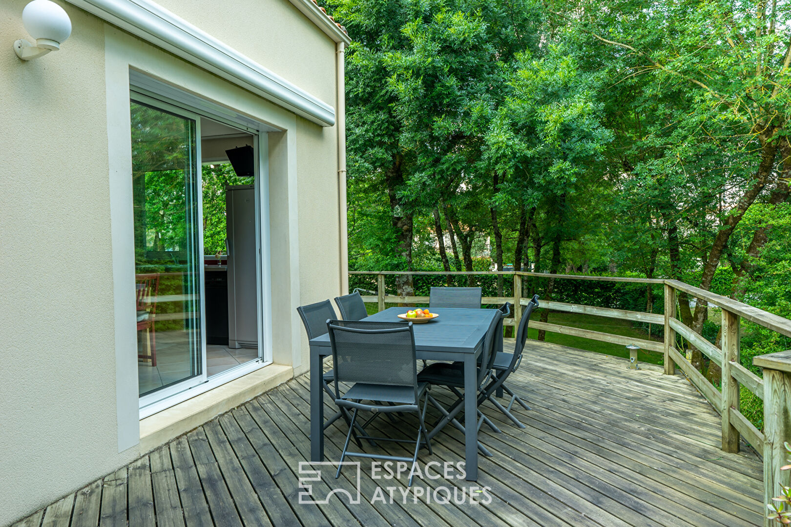 Maison et sa terrasse dans les arbres sur parcelle constructible