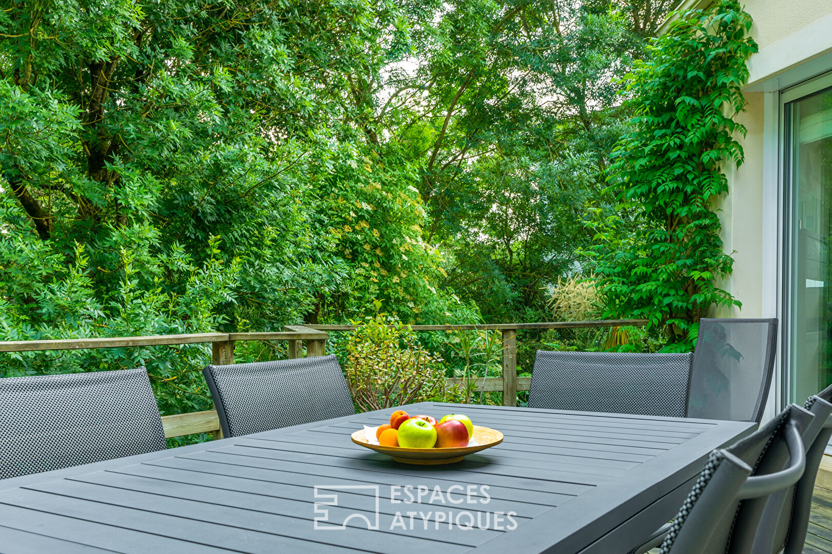 Maison et sa terrasse dans les arbres sur parcelle constructible