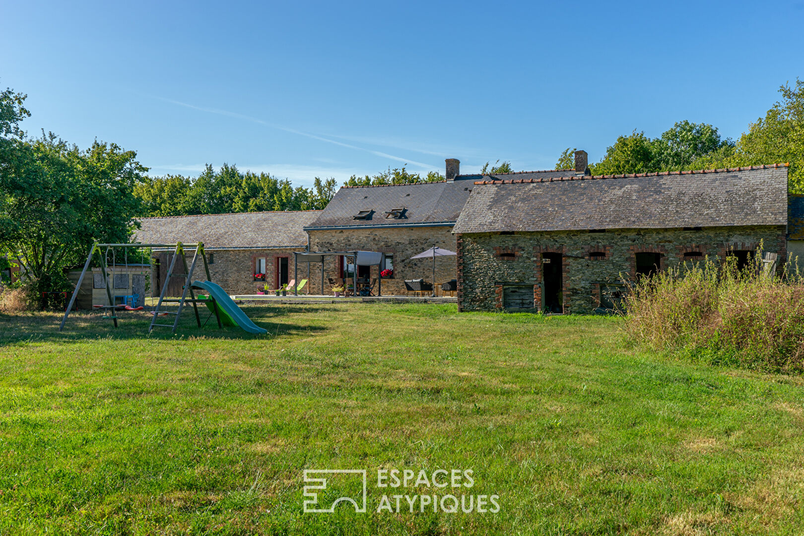 Sublime longère restaurée du 19e siècle dans son écrin de verdure proche de Nantes