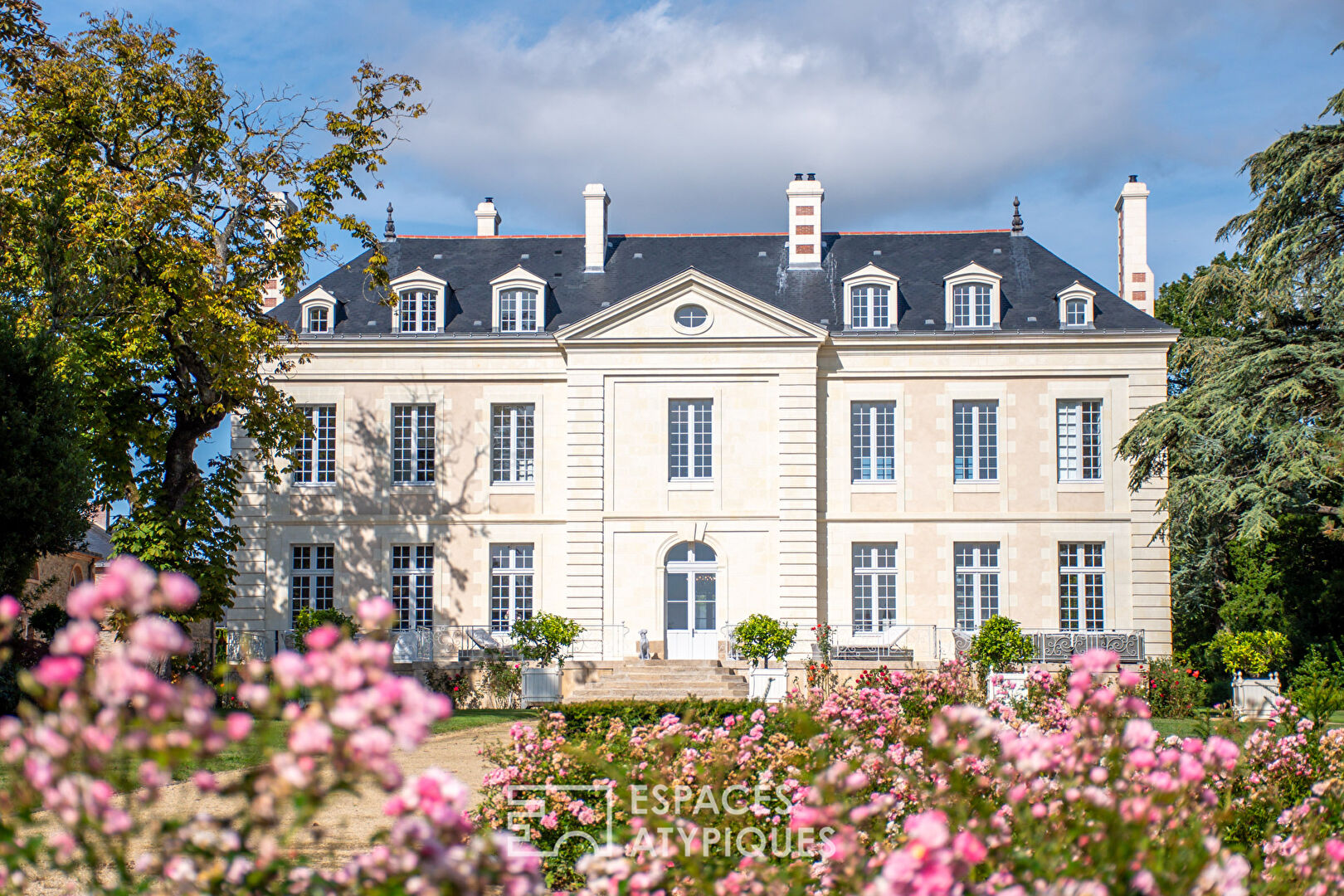 Nantes:  the Château de la Picauderie and its outbuildings in a wooded park