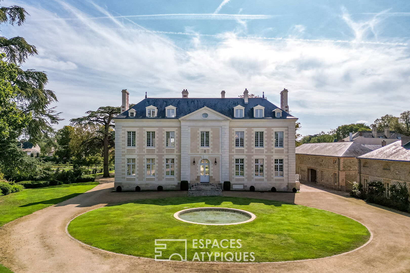 Nantes:  the Château de la Picauderie and its outbuildings in a wooded park