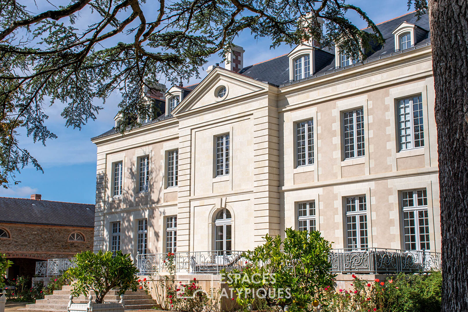 Nantes:  the Château de la Picauderie and its outbuildings in a wooded park