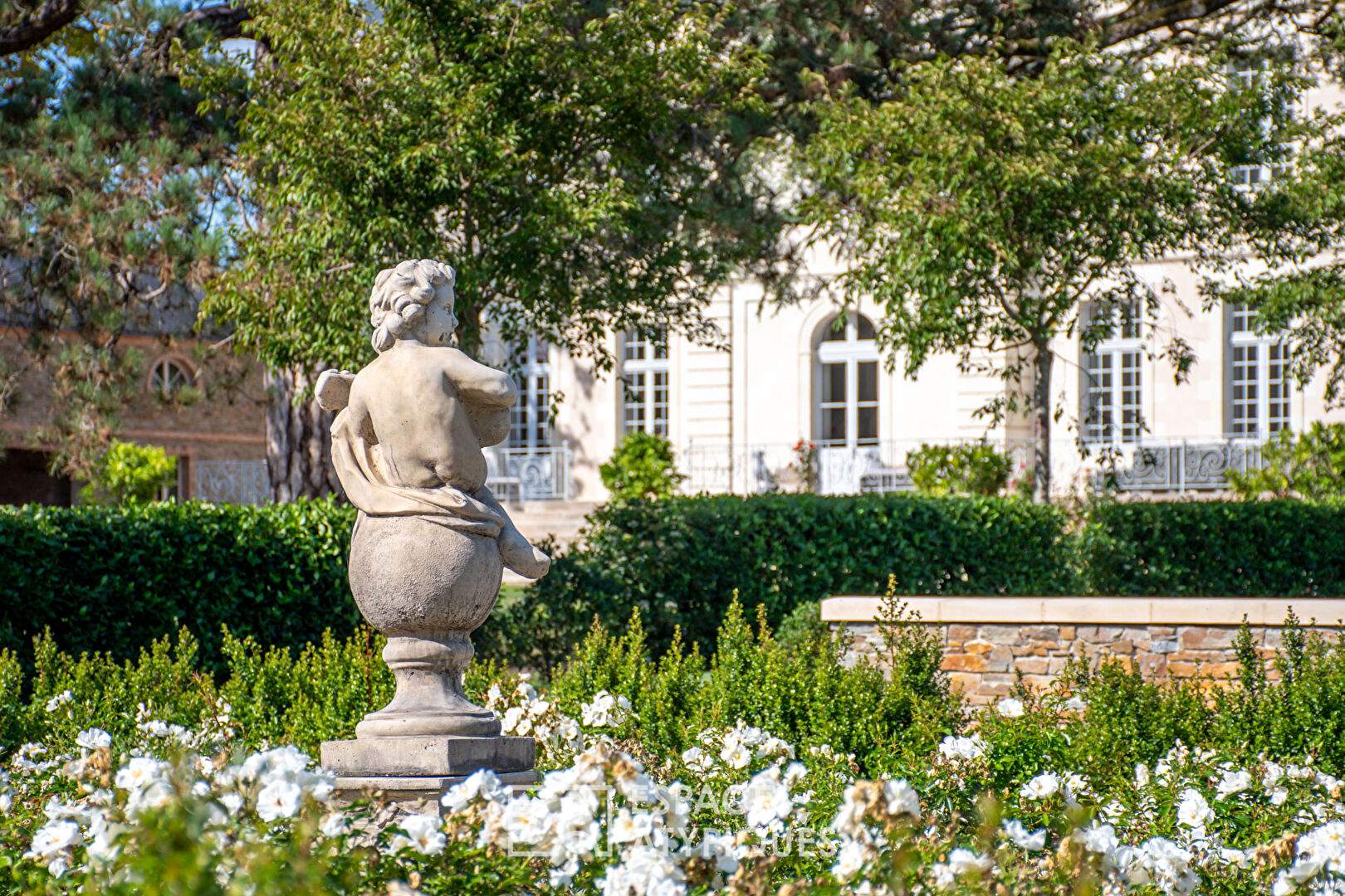 Superbe Folie Nantaise : le Château de la Picauderie et ses dépendances dans un parc arboré