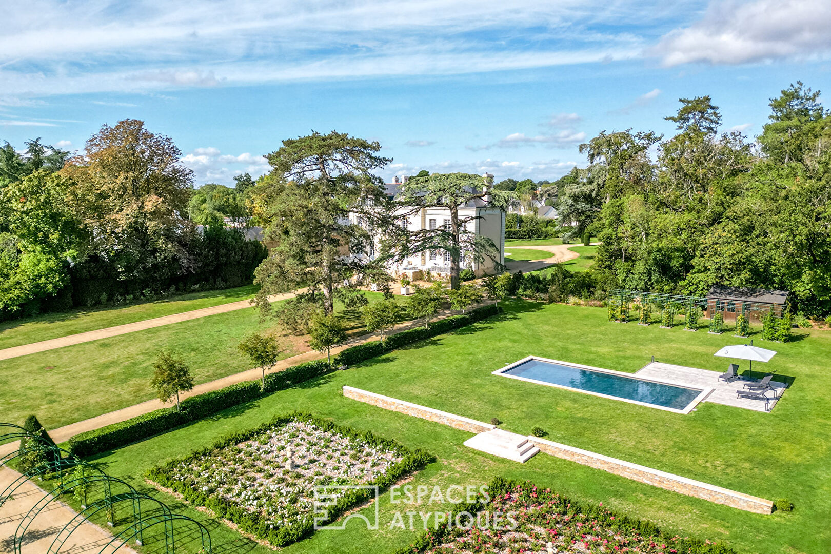 Nantes:  the Château de la Picauderie and its outbuildings in a wooded park