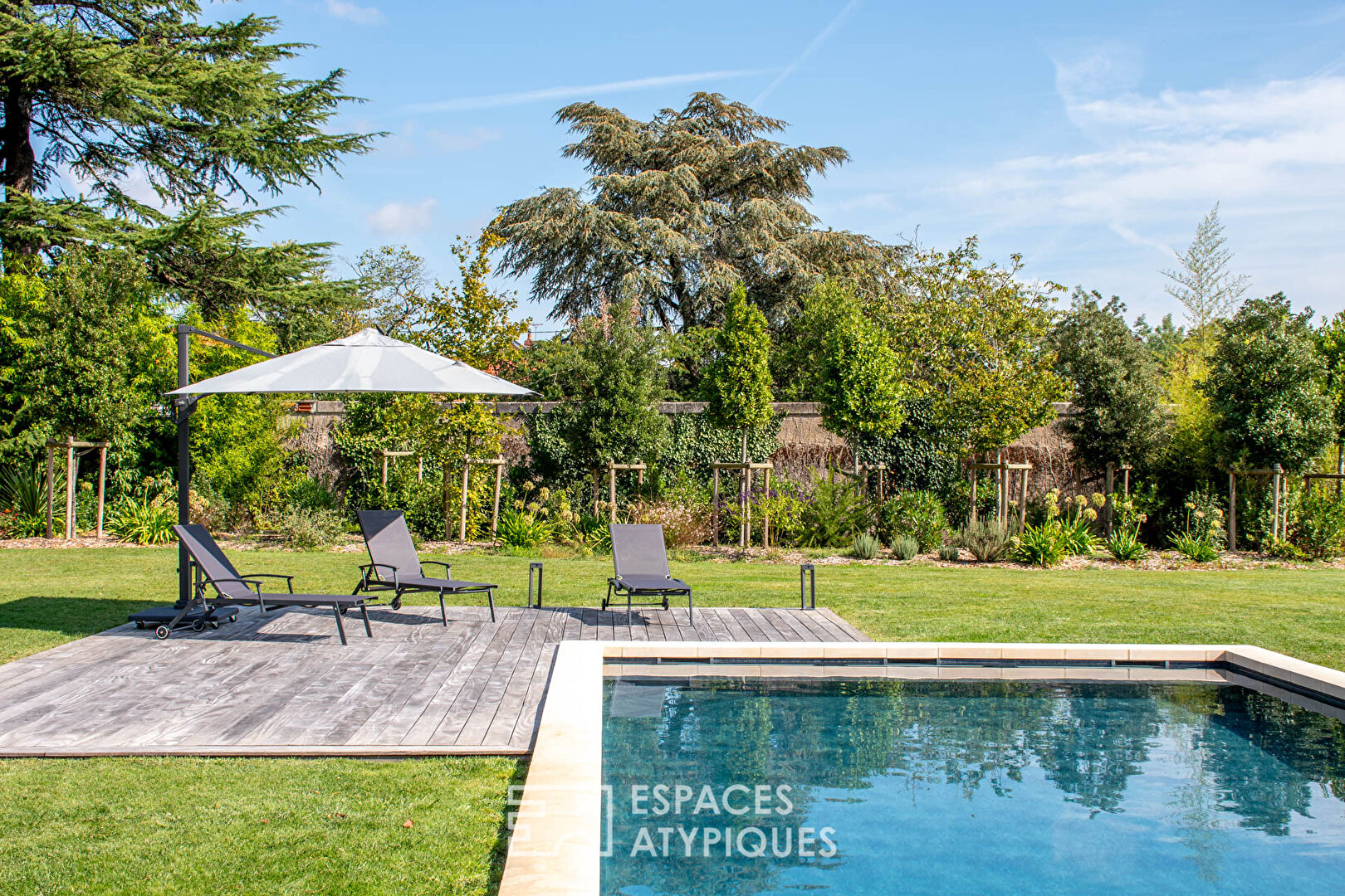 Nantes:  the Château de la Picauderie and its outbuildings in a wooded park