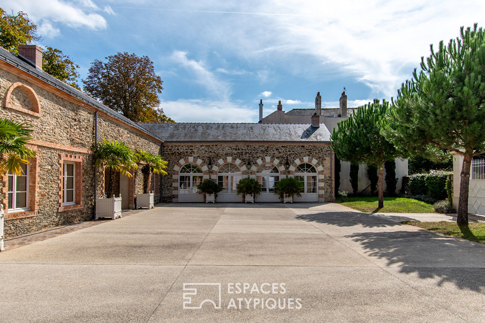 Nantes:  the Château de la Picauderie and its outbuildings in a wooded park