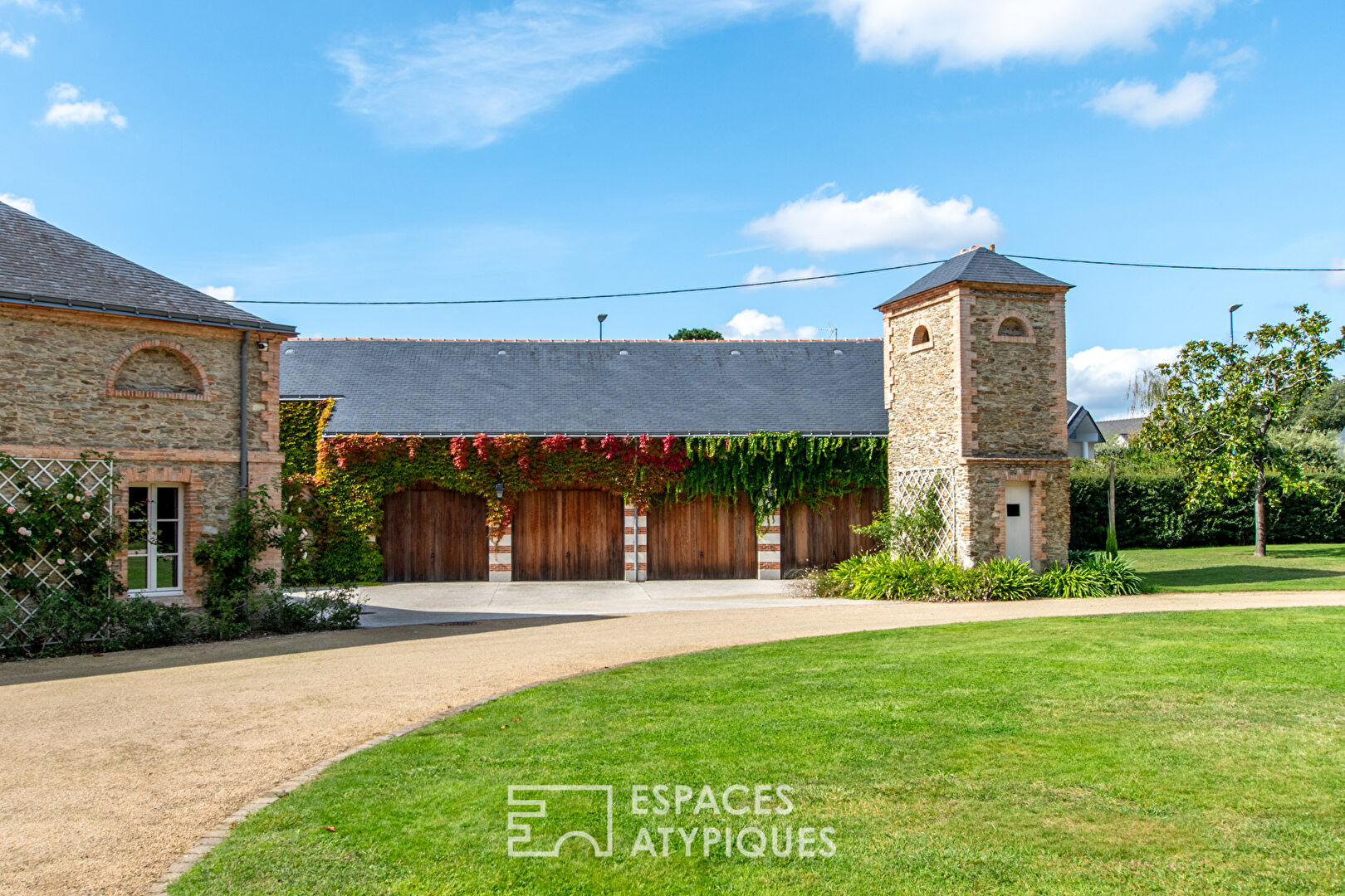 Nantes:  the Château de la Picauderie and its outbuildings in a wooded park