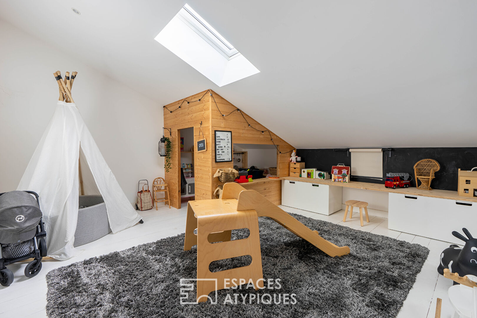 Design and ecological loft in an old carpentry